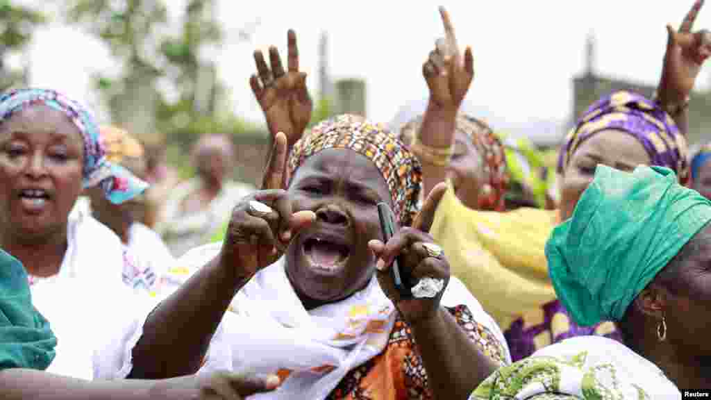 Magoya bayan shugaban Majalidar Dattijai Bukola Saraki suna hayaniya a gaban a Kotun Tabbatar da Da'ar Ma'aikata dake Abuja, Satumba 21, 2015. 