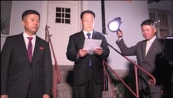 김명길 북한 외무성 순회대사가 지난 5일 스톨홀름의 북한대사관 앞에서 미-북 실무협상이 결렬됐다는 성명을 발표하고 있다.