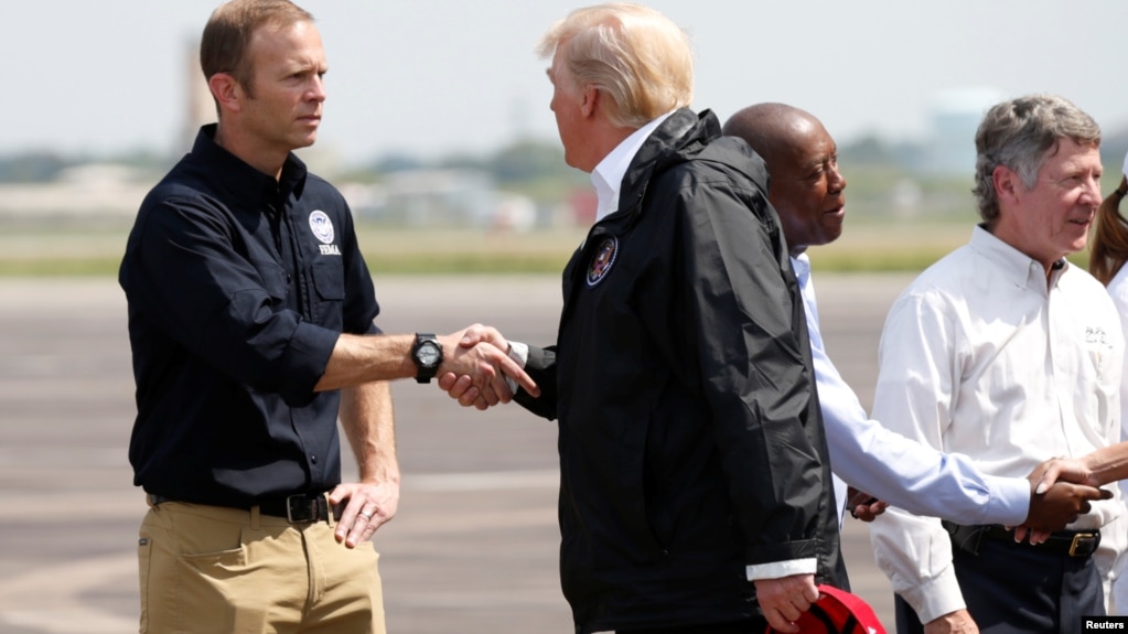 Presidenti Trump dhe Zonja e Parë vizitojnë zonat e përmbytura