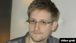 Edward Snowden lấy được những thông tin này trong khi làm chuyên viên kỹ thuật cho công ty Booz Allen Hamilton, một công ty tư nhân có hợp đồng với Cơ quan An ninh Quốc gia.