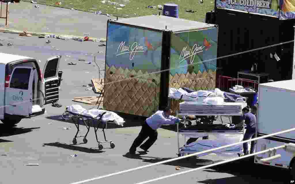 Petugas medis mengangkut mayat-mayat korban penembakan di dekat Hotel Mandalay Bay Resort di Las Vegas, Nevada, AS.