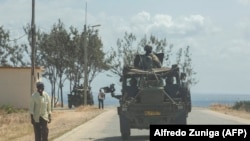 Uma caravana militar das Forças de Defesa da África do Sul patrulha Pemba, 5 Agosto 2021