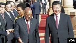 Presiden Afrika Selatan Jacob Zuma (kiri) menyambut tamunya Presiden China Xi Jinping di Pretoria, Rabu (2/12).