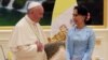 El papa Francisco se reunió con la líder civil de Myanmar Aung San Suu Kyi, en Naypyitaw, el martes, 28 de noviembre de 2017.