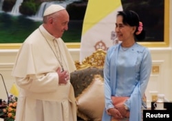 Pope Francis meets Myanmar’s State Counsellor Aung San Suu Kyi in Naypyitaw, Myanmar November 28, 2017. REUTERS/Max Rossi - RC1C8A19CBA0