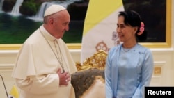 Pope Francis meets Myanmar’s State Counselor Aung San Suu Kyi in Naypyitaw, Nov. 28, 2017. 