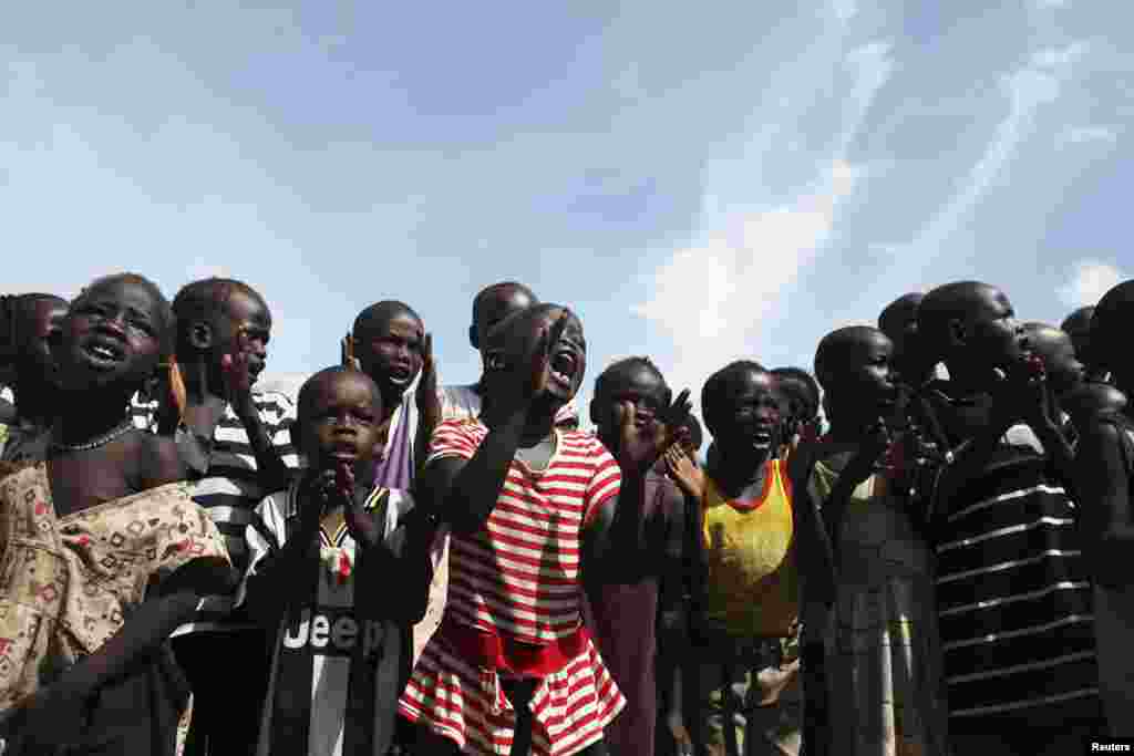 Anak-anak di kamp pengungsi di kompleks Misi PBB di Sudan Selatan (UNMISS) di Juba (6/5). (Reuters/Andreea Campeanu)