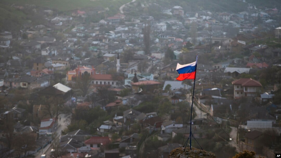 Qrimning Bog'chasaroy shahridagi tepalikka o'rnatilgan Rossiya bayrog'i, 28-mart, 2014-yil.
