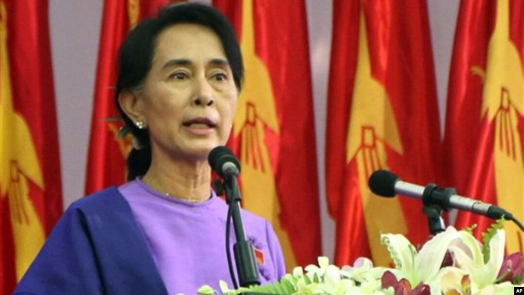 Aung San Suu Kyi memberikan pidato dakan kongres partai Liga Nasional Bagi Demokrasi atau NLD di Yangon (10/3). 