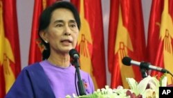 Aung San Suu Kyi memberikan pidato dakan kongres partai Liga Nasional Bagi Demokrasi atau NLD di Yangon (10/3). 