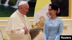 El papa Francisco se reunió con la líder civil de Myanmar Aung San Suu Kyi, en Naypyitaw, el martes, 28 de noviembre de 2017.