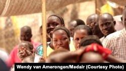 De jeunes soudanais attendant d'être vaccinés contre le choléra