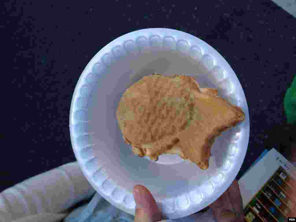 櫻花節中可找到日本傳統美食, 圖中的為Taiyaki鯛焼き（美國之音張皓程攝）