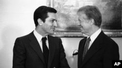 Mantan PM Spanyol Adolfo Suarez (kiri) saat bertemu Presiden AS Jimmy Carter di Gedung Putih (foto: dok). 