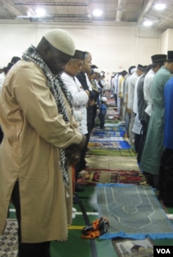 Tak hanya warga Indonesia, warga Muslim non-Indonesia pun bergabung dengan sholat berjemaah Idul Fitri di Boehrer Park, Selasa (30/8).