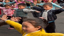 체조를 하는 북한의 유치원 어린이들