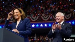 La vicepresidenta de Estados Unidos y candidata presidencial demócrata, Kamala Harris, realiza un mitin de campaña con su nuevo compañero de fórmula a la vicepresidencia, el gobernador de Minnesota, Tim Walz, en Filadelfia, Pensilvania, EE. UU., el 6 de agosto de 2024.