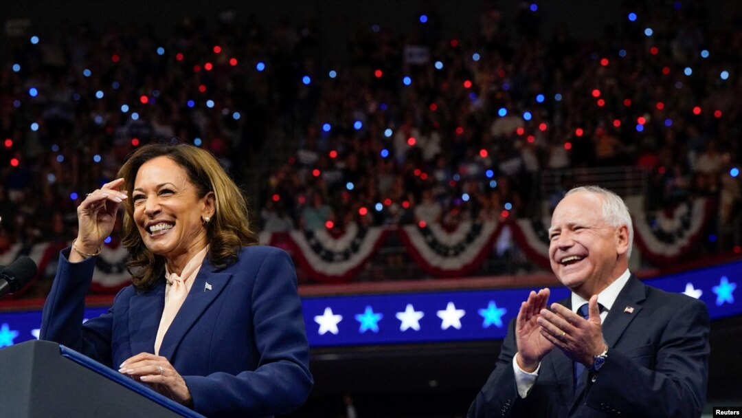 Kamala Harris iyo Tim Walz oo ka hadlaya Philadelphia