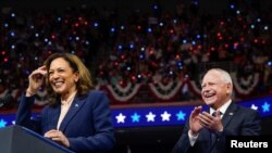 Kamala Harris iyo Tim Walz oo ka hadlaya Philadelphia