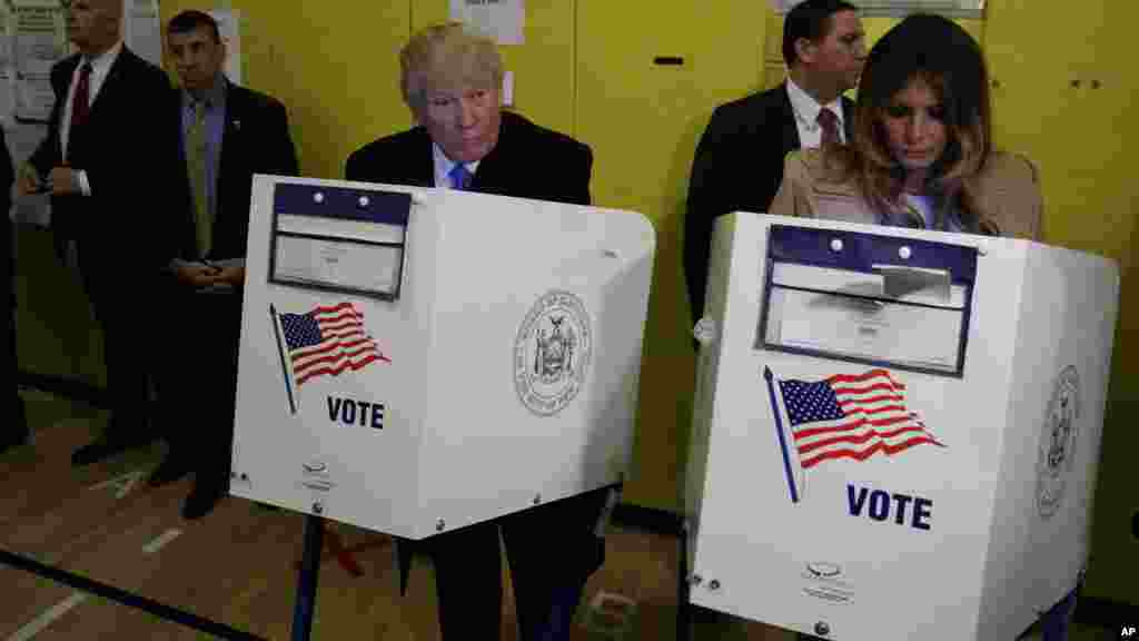 Momentos en que el presidente Donald Trump y su esposa, Melania, emitieron su voto, el ocho de noviembre de 2016 en la ciudad de Nueva York.