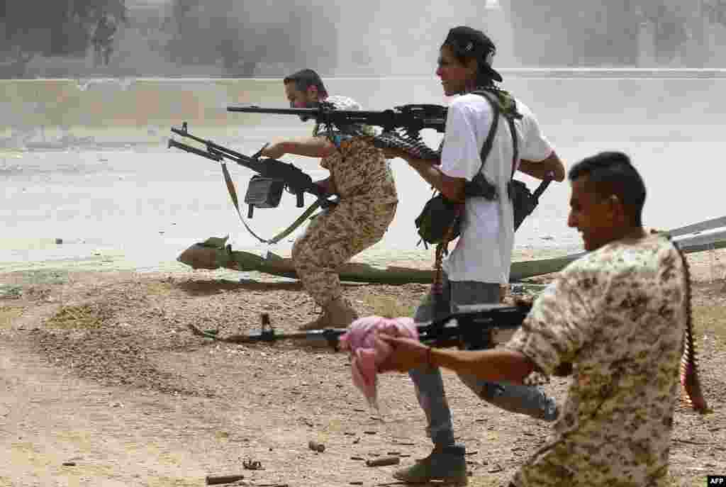 حالیہ کشیدگی کا آغاز اس وقت ہوا تھا جب لیبیا کے مشرقی حصے میں قائم متوازی حکومت کے حامی فوجی دستوں نے مغرب میں واقع دارالحکومت طرابلس کی جانب پیش قدمی شروع کی تھی۔