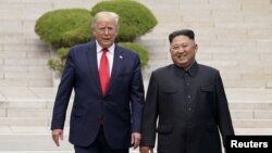 도널드 트럼프 미국 대통령과 김정은 북한 국무위원장이 지난달 30일 판문점 군사분계선을 넘고 있다. 