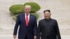  El presidente de EE.UU., Donald Trump, se reúne con el líder norcoreano Kim Jong Un en la zona desmilitarizada que separa a las dos Coreas, en Panmunjom, el 30 de junio de 2019. 