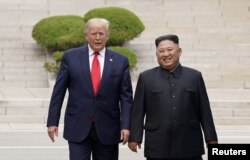 FOTO DE ARCHIVO: El presidente de EE.UU., Donald Trump, se reúne con el líder norcoreano Kim Jong Un en la zona desmilitarizada que separa a las dos Coreas, en Panmunjom, Corea del Sur, el 30 de junio de 2019. REUTERS / Kevin Lamarque