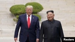  El presidente de EE.UU., Donald Trump, se reúne con el líder norcoreano Kim Jong Un en la zona desmilitarizada que separa a las dos Coreas, en Panmunjom, el 30 de junio de 2019. 