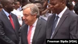 Dépôt de gerbe de fleurs au monument des Martyrs à Bangui avec Antonio Guterres, Centrafrique, le 26 octobre 2017. (VOA/Freeman Sipila)