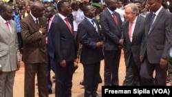 Dépôt de gerbe de fleurs au monument des Martyrs à Bangui avec Antonio Guterres, Centrafrique, le 26 octobre 2017. (VOA/Freeman Sipila)