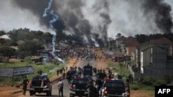 20 Ekim 2020 - Nijerya'nın başkenti Abuja'da güvenlik güçleri polis şiddetini protesto edenlere biber gazıyla müdahale etti