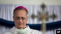 Archivo - El obispo auxiliar de Managua Silivo Báez ora durante la misa el 6 de mayo de 2018 en la iglesia Sagrado Corazón en Managua, Nicaragua.