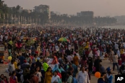 Masyarakat memadati Pantai Juhu di pesisir Laut Arab di Mumbai, India, Minggu, 13 November 2022. (Foto: AP)