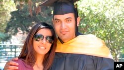 Abdulrahman al-Sadhan (kanan) berpose dengan saudara perempuannya Areej Al Sadhan saat wisuda dari Universitas Notre Dame de Namur, di kota Belmont, California, AS. 