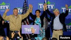 Demokratski kandidat za guvernera Terry McAuliffe na predizbornom skupu u Virginiji, 1. novembar 2021.