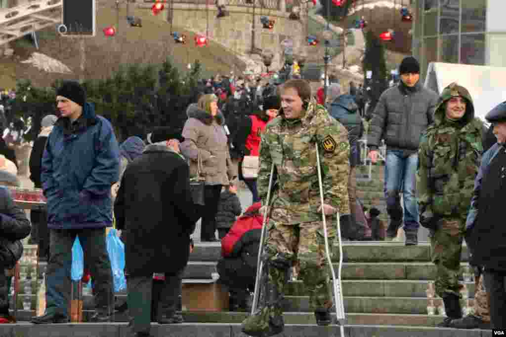 Український військовий на Майдані Незалежності