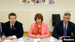 European Union foreign policy chief Catherine Ashton (C) poses with Serbia's Prime Minister Ivica Dacic (L) and Kosovo's Prime Minister Hashim Thaci, at NATO headquarters in Brussels, Belgium, April 19, 2013. 
