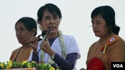 Aung San Suu Kyi berkampanye di pinggiran Rangoon dalam upaya menjadi anggota parlemen Burma dalam pemilu mendatang (11/2).