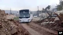 Des combattants de l'opposition quittent Zabadani, près de Damas, dans un convoi de bus, en direction de la province d'Idlib, dans le nord de la Syrie, 19 avril 2017.