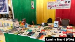 A la foire du livre au pavillon Soleil Levant, Ouagadougou le 24 novembre 2019 (VOA/Lamine Traoré)