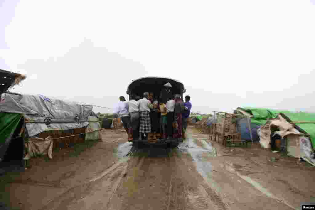 A vehicle moves internally displaced Rohingya to a safer place ahead of Cyclone Mahasen at a camp outside of Sittwe, Burma, May 16, 2013. 