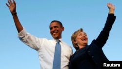 Hillary Clinton (kanan) saat masih menjabat sebagai Menlu AS pada pemerintahan Presiden Barack Obama (foto: dok). Clinton akan berkampanye bersama Presiden Obama di Charlotte, NC. 