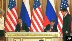 US President Barack Obama (l) and Russian President Dmitry Medvedev (file photo)
