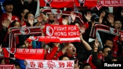 在韩国釜山为香港足球队加油的香港球迷。（2019年12月18日）