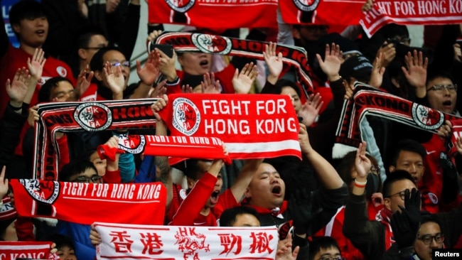 在韩国釜山为香港足球队加油的香港球迷。(2019年12月18日)