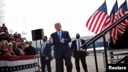 Presiden Donald Trump tiba dalam acara kampanye di Bandara Pitt-Greenville, North Carolina, 15 Oktober 2020. (Foto: Reuters)