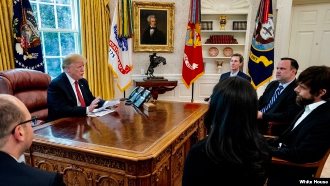 2019年4月213日美国总统特朗普在椭圆形办公室会见推特首席执行官杰克·多尔西（特朗普推特图片）。