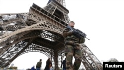 在巴黎发生一系列恐怖袭击后，法国军人在埃菲尔铁塔下巡逻。 （2015年11月14日）