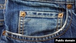 نمونه ای از جیب کوچک تعبیه شده در سمت راست جلوی شلوارهای جین